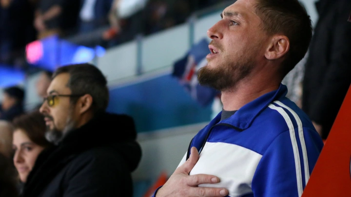 Не встал при гимне – на выход: общество вынесло вердикт мигранту, проигнорировавшему гимн России