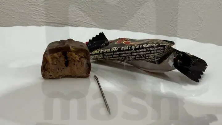 Школьница едва не проглотила огромную иголку в шоколадном батончике