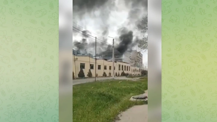 Появилось видео горящего после сброса авиабомб газового завода в Дружковке