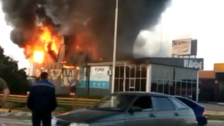 В Темрюке потушили пожар на СТО, который охватил 300 квадратов здания