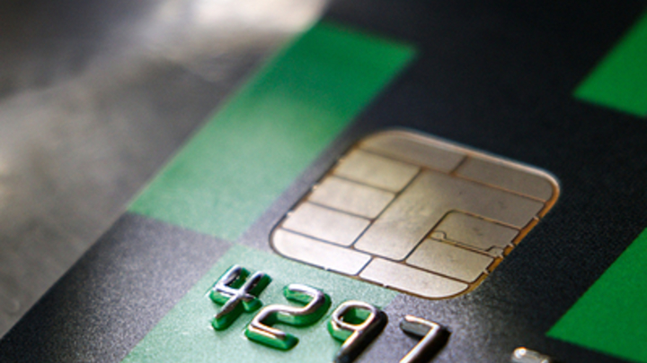 Не делайте так никогда: Юрист предупредил об опасном способе утилизации банковских карт
