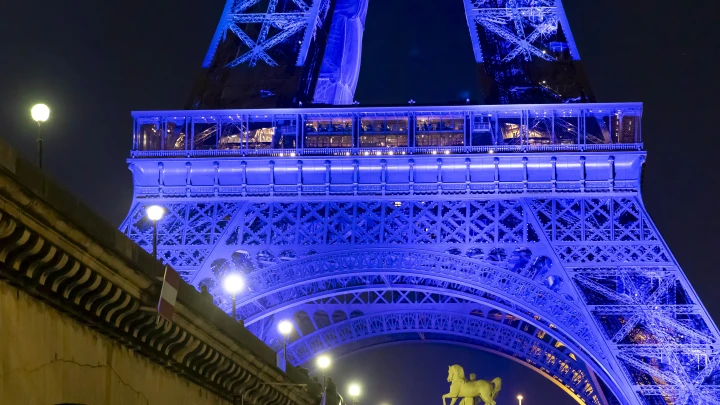 Вместо армии - снова не в ту дверь: Сбежавший после голой вечеринки рэпер Vacío вступил в комьюнити извращенцев в Париже