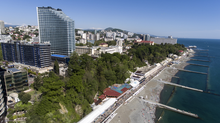 В Сочи отдыхающую смыло с волнореза в море