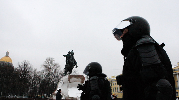 Пострадавшие на митинге в Петербурге полицейские попросили вынести многодетному отцу мягкий приговор