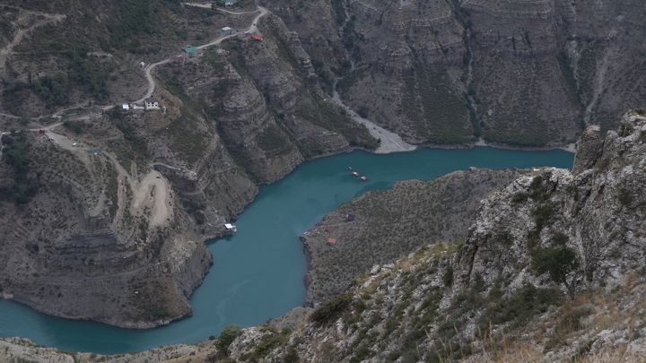 Беспорядки в Махачкале ударили по туризму: отпускники сдают билеты