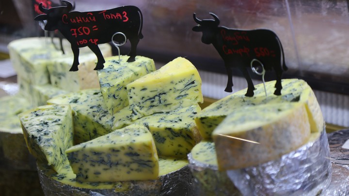 Их нельзя покупать даже по акции: В Роскачестве проверили качество сыров