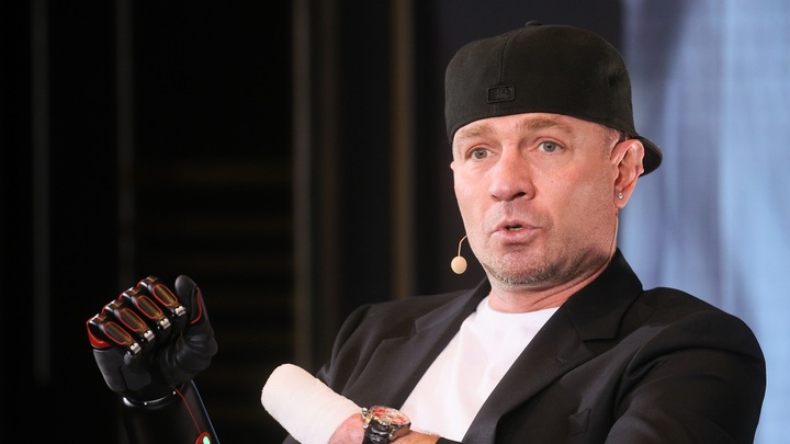 Роман Костомаров опроверг информацию о подготовке к пластической операции