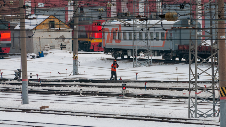 Двое неизвестных устроили драку на железнодорожных путях в Новосибирске