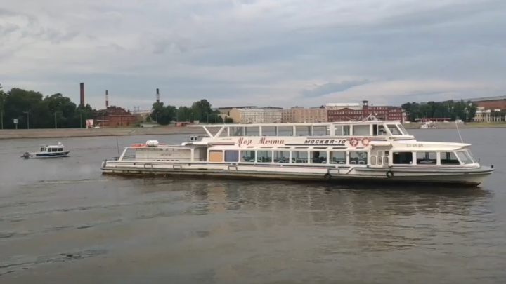 В Петербурге теплоход со школьниками сел на мель: эвакуировано 78 человек