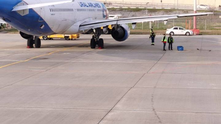 В аэропорту Сочи у самолёта при взлёте стекало топливо