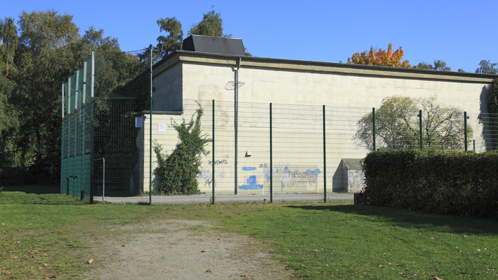 Как богачи спасаются от COVID-19 - скупают замки, острова, бункеры и дома со рвами