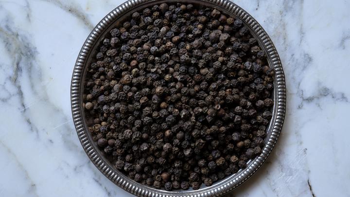 Кишечная палочка, плесень: Эксперты Роскачества нашли опасные примеси в пакетиках с чёрным перцем