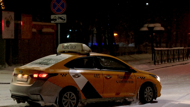 Как не разориться на такси в Новый год: Названы оптимальные часы для заказа