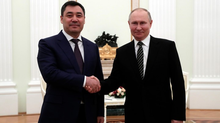 Не хотели афишировать, но...: Подарок Путина киргизскому президенту сразу попал под стекло