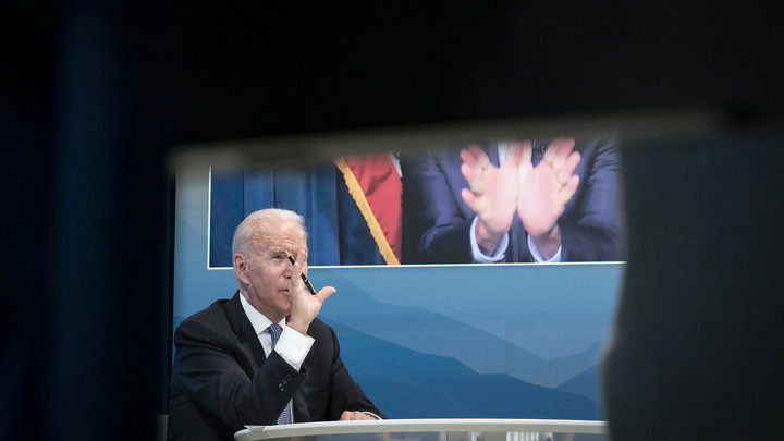 Журналисты сфотографировали секретную записку помощника Байдену: Что-то на подбородке