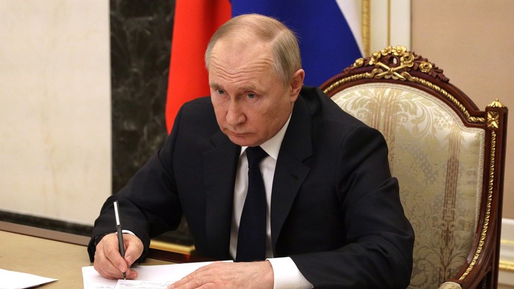 Беседа на троих - подробности: Путин проводит телефонный разговор с Макроном и Шольцем