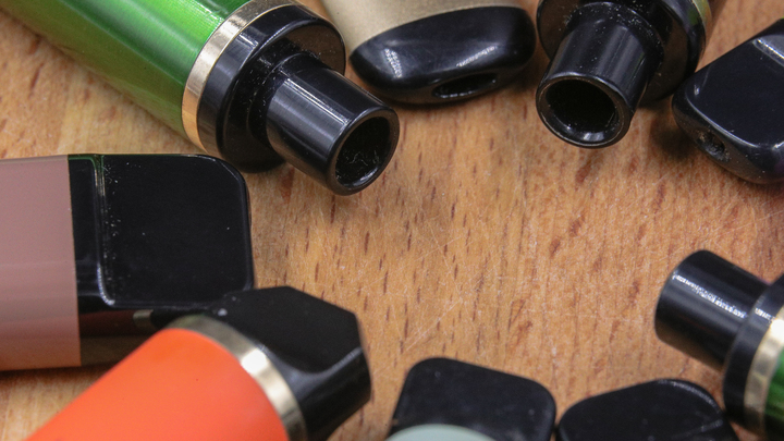 Контроль рынка вейпов, отказ от сбора биометрии и новые даты детских выплат: что изменится с 1 июня