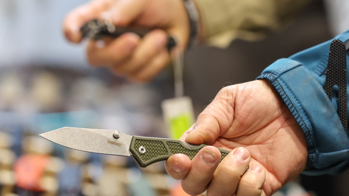 На улицу высыпала вся школа. Сообщают о новых пострадавших. Школьник с ножом держал в страхе всех детей