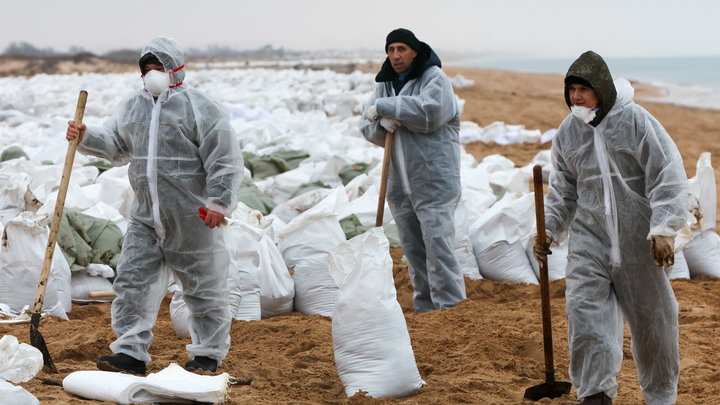 Роспотребнадзор: воздух и вода в зоне выброса мазута на Кубани соответствует нормам