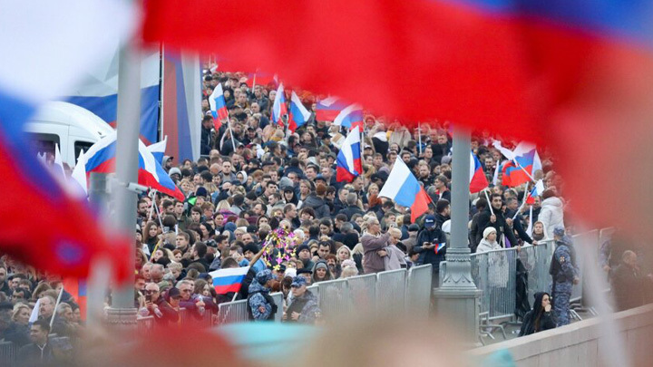 Гражданское общество уехало на Запад. В России остался Мiр