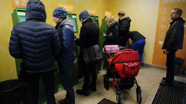 Очевидцы спасли деда, переводившего деньги мошенникам через банкомат на Урале