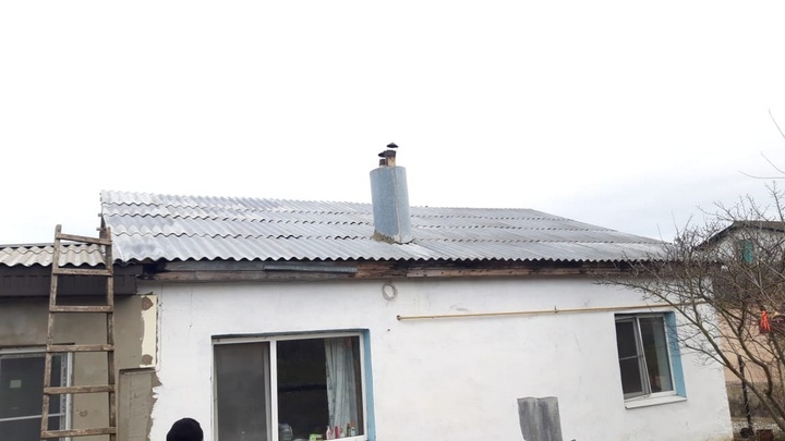 В Новороссийске заменили снесенную ветром кровлю на доме многодетной семьи