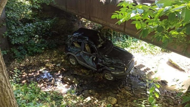 В Апшеронском районе автомобиль упал с моста