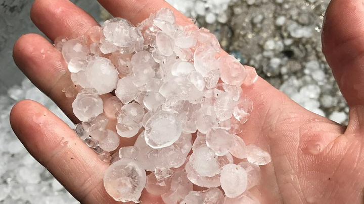 В центре Москвы выпал град: Аномалия попала на видео