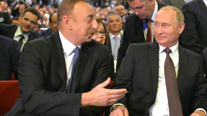 Босс вошёл в комнату: Алиев по стойке смирно и сразу изменился в лице, стоило Путину лишь показаться