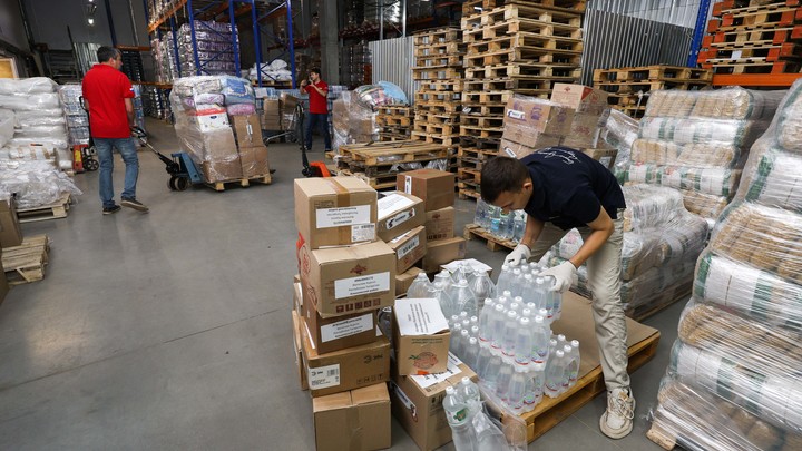 Сотрудники мэрии Краснодара отправились с очередной миссией за ленточку