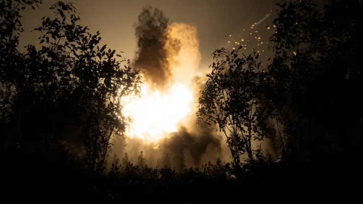 После ночных взрывов на предприятии в Тульской области начался пожар