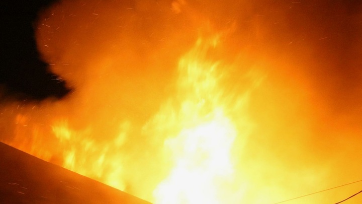 На нефтяном поле в Сирии засняли зарево после атаки Турции