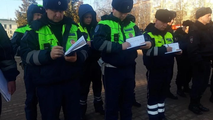 Необычная традиция: Открытое построение полиции в Пушкино