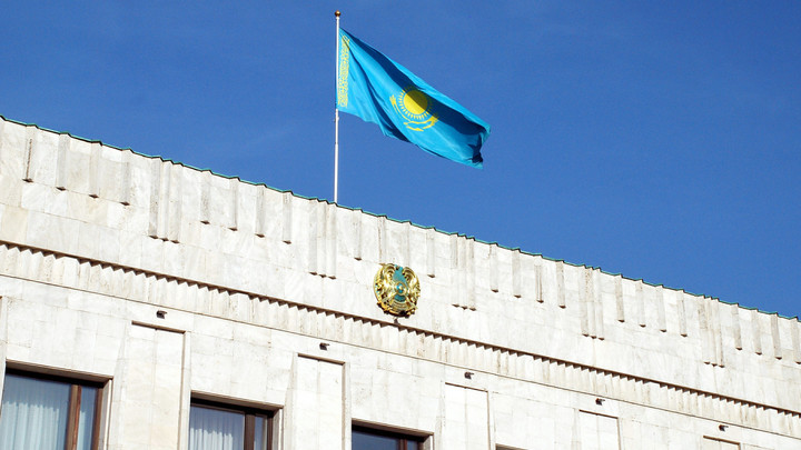 Очень странные дела: В Казахстане осудили языковые патрули и тут же приняли русофобский закон