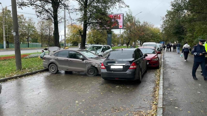 Молодой таксист неожиданно умер прямо за рулём на улице Родионова в Нижнем Новгороде