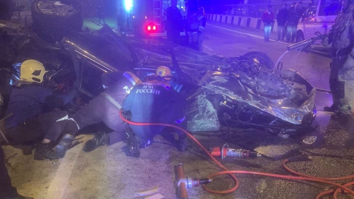 В Сочи BMW превратилась в груду металлолома после столкновения с бетонным отбойником, водитель погиб