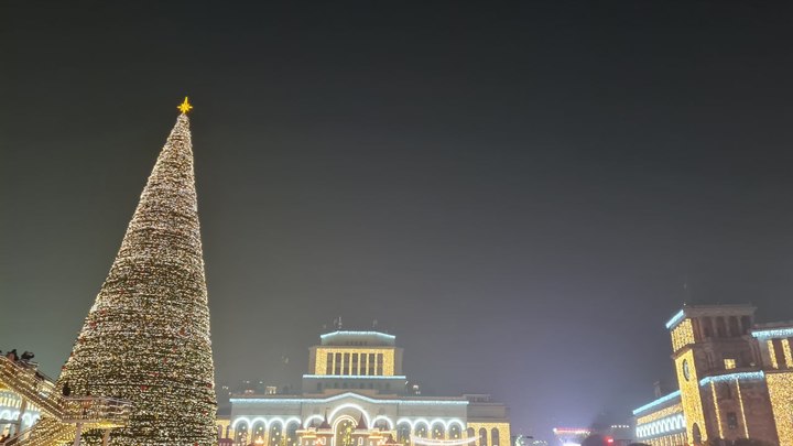 В мэрии Еревана раскрыли, когда зажгутся огни на главной ёлке республики