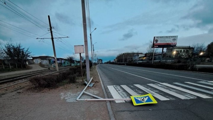 Ураган в Улан-Удэ уронил деревья, заборы и фонарные столбы