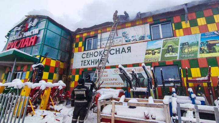 Тушили в -35, вода застывала: двухэтажный магазин загорелся в Якутске