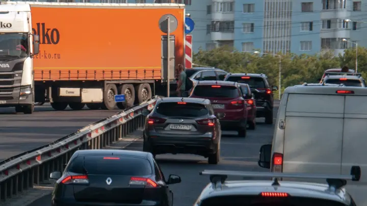 Машины раскидало по дороге: В Уфе грузовик протаранил 11 авто - есть жертвы