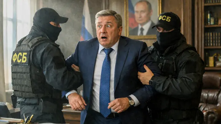 Замминистра сбежал из России. Как умудрился? Хазин объяснил