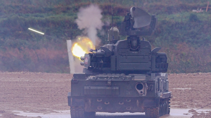 SHOT: над Новокуйбышевском гремят взрывы, работает ПВО