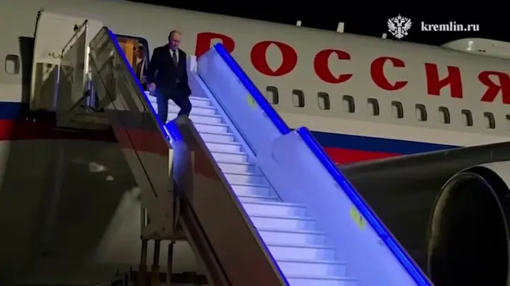Владимир Путин прилетел в Новосибирск: кадры прибытия президента