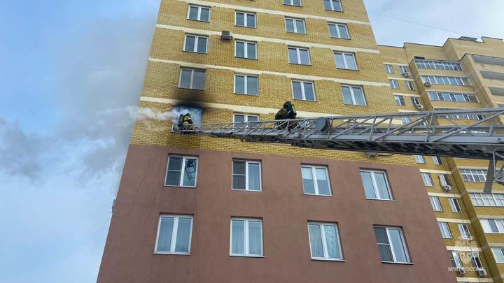 Из свечки в Екатеринбурге эвакуировались 16 человек из-за пожара в квартире