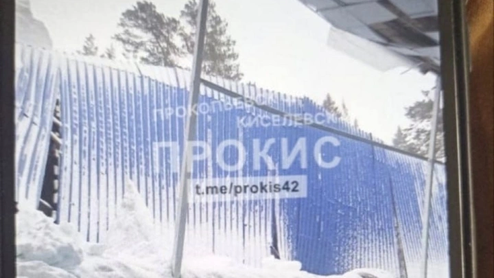 В Кузбассе рухнула крыша в бассейне лагеря после ремонта