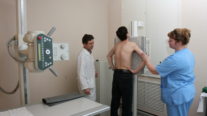 Приставы Кубани принудительно отправили на обследование мужчину с подозрением на туберкулез