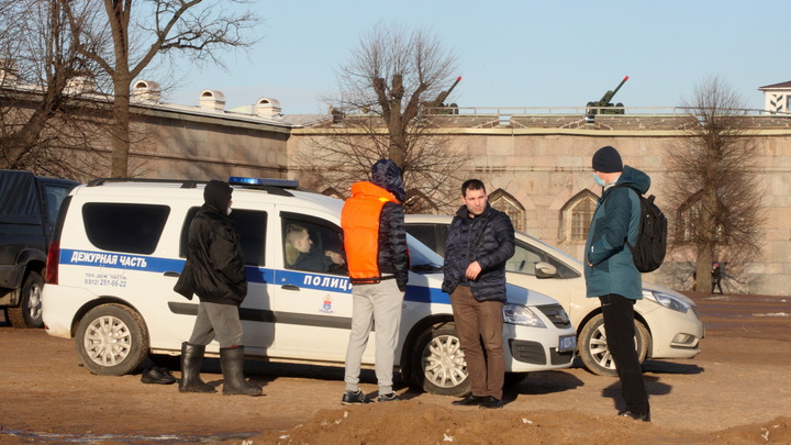 В Петербурге трое чернобородых парней напали на сотрудников «Пятерочки» с молотком
