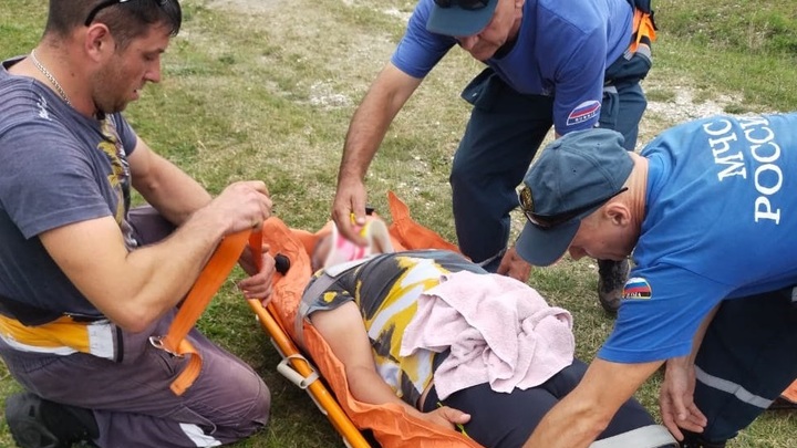 В Сочи спасатели вытащили с помощью вакуумных носилок пострадавшего туриста из каньона