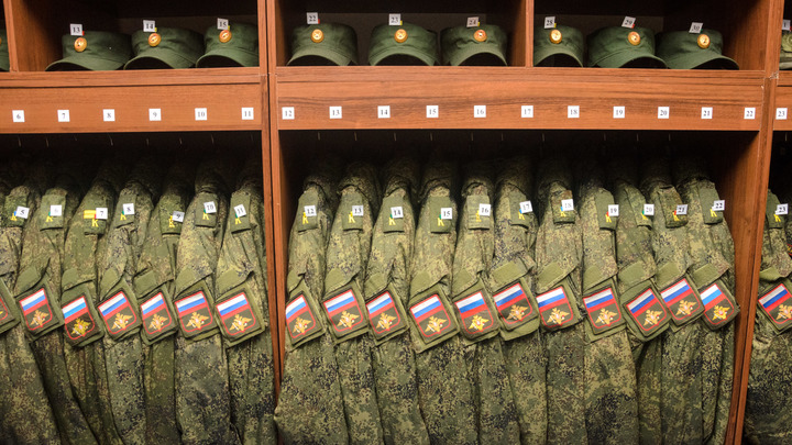 В Военной академии в Петергофе скончался офицер. На люстре в его комнате нашли шнур от утюга