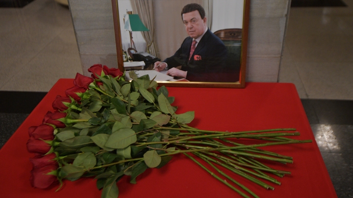 Поклонники Кобзона с раннего утра занимали очередь возле КЗ имени Чайковского для прощания с ним